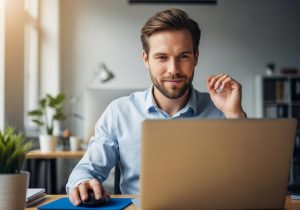 Eine Frau sitzt nachdenklich vor einem Laptop, symbolisch für Selbstzweifel und das Hochstapler Syndrom.