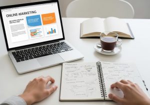 Ein Laptop auf einem Schreibtisch mit Notizen und Kaffee zeigt die Planung einer Affiliate Marketing Strategie