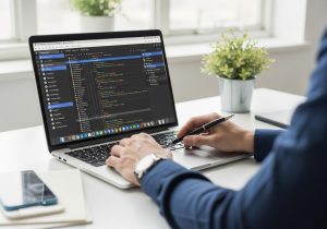 Entwickler arbeitet am Laptop an einem WordPress Plugin mit offenem Dashboard und Code Editor im Hintergrund.
