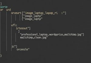 Laptop Bildschirm zeigt WordPress mit Mailchimp Integration auf einem hellen Schreibtisch in moderner Arbeitsumgebung